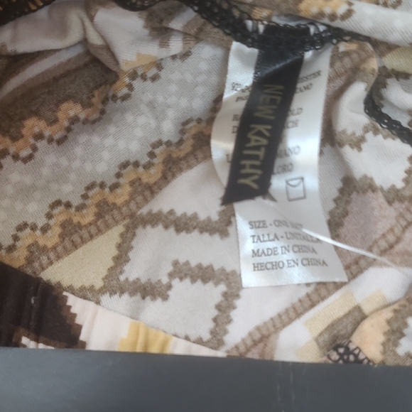 Tribal Patterned Women's Cropped Pants Set - Picture 5 of 10